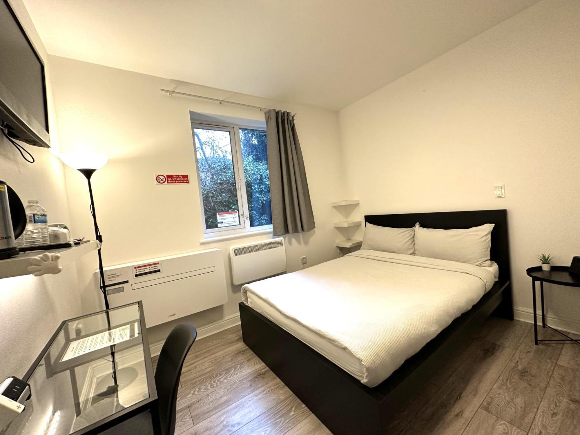 Sleeplicity London Heathrow Hotel Feltham Room photo