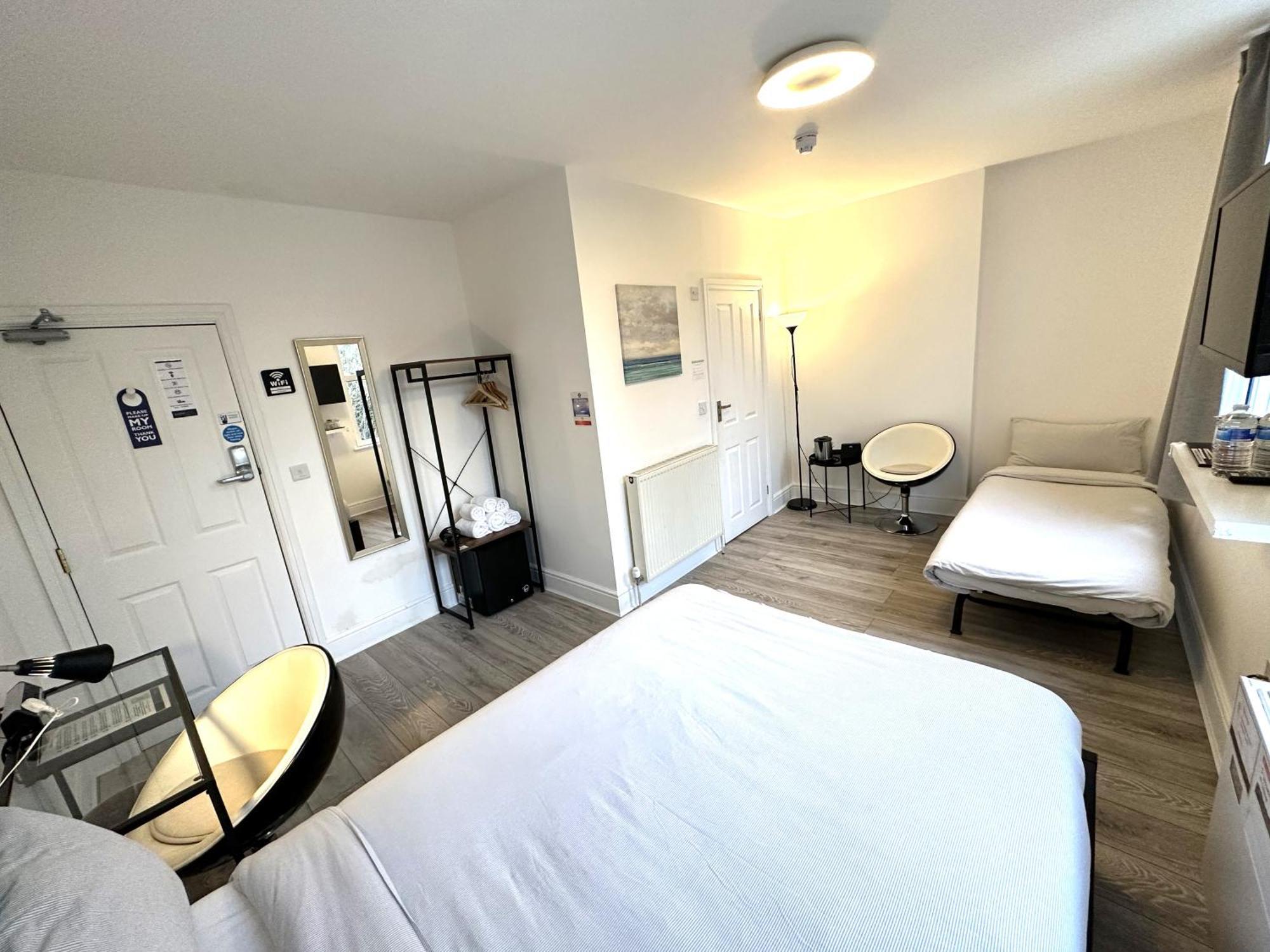 Sleeplicity London Heathrow Hotel Feltham Room photo