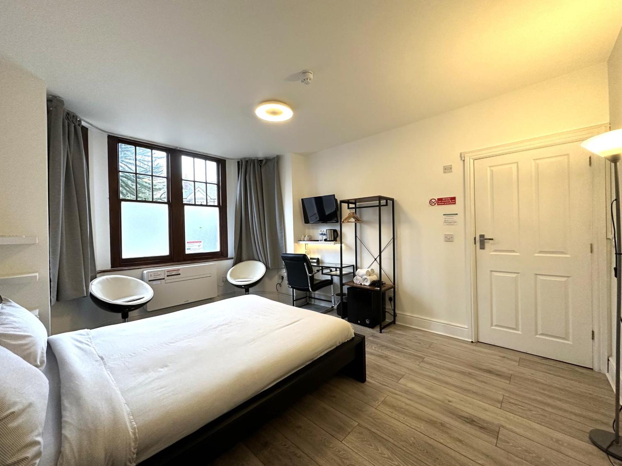 Sleeplicity London Heathrow Hotel Feltham Room photo